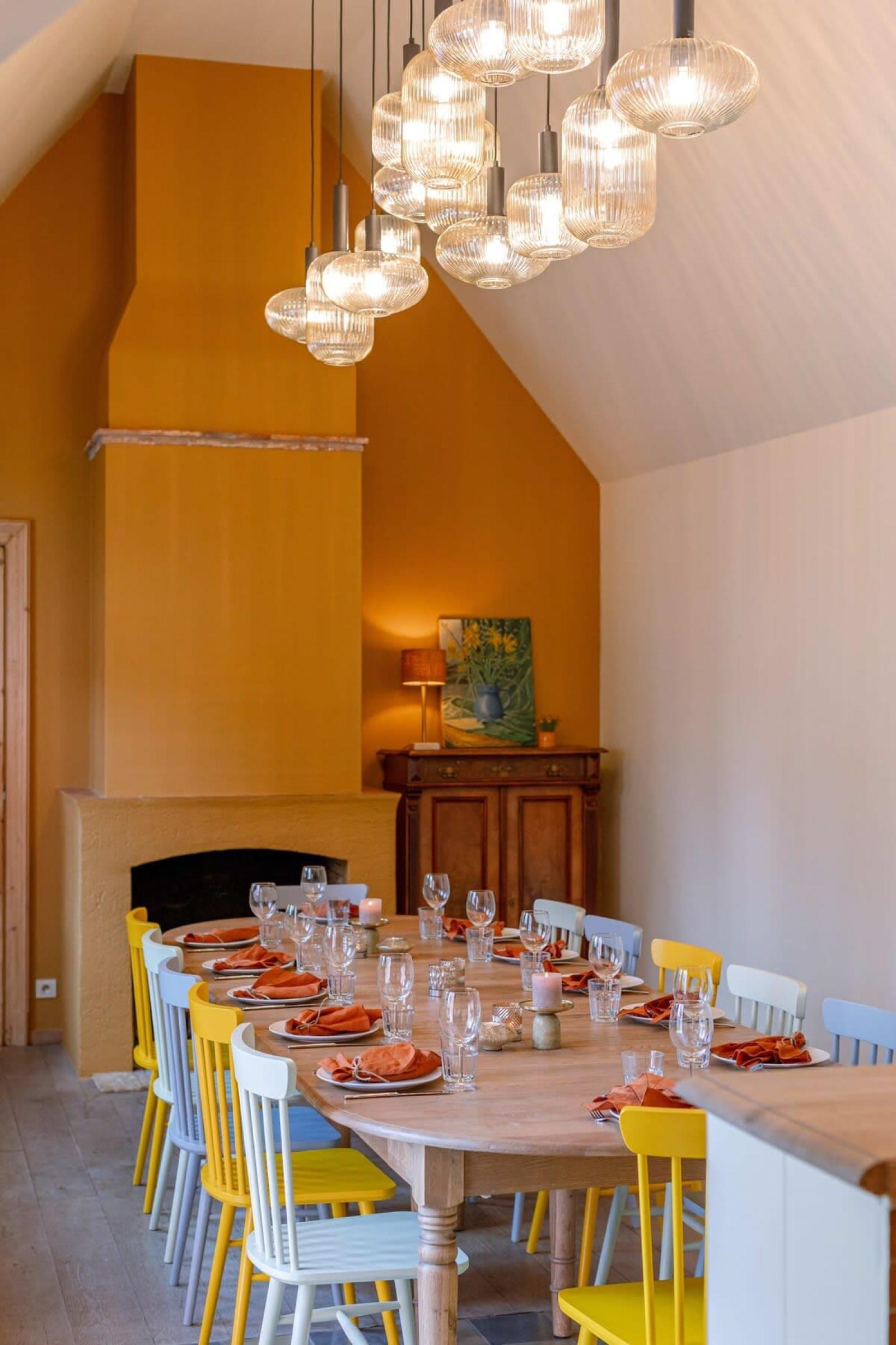 De eetkamer en verlichting