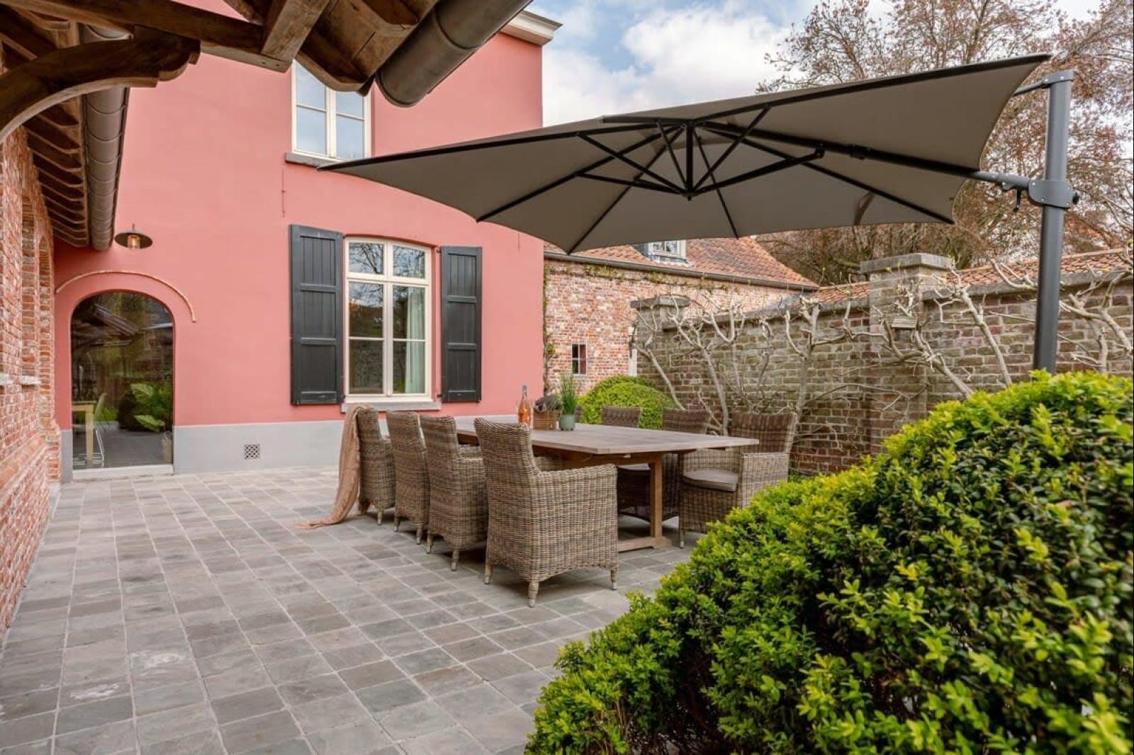 Het terras aan de woning