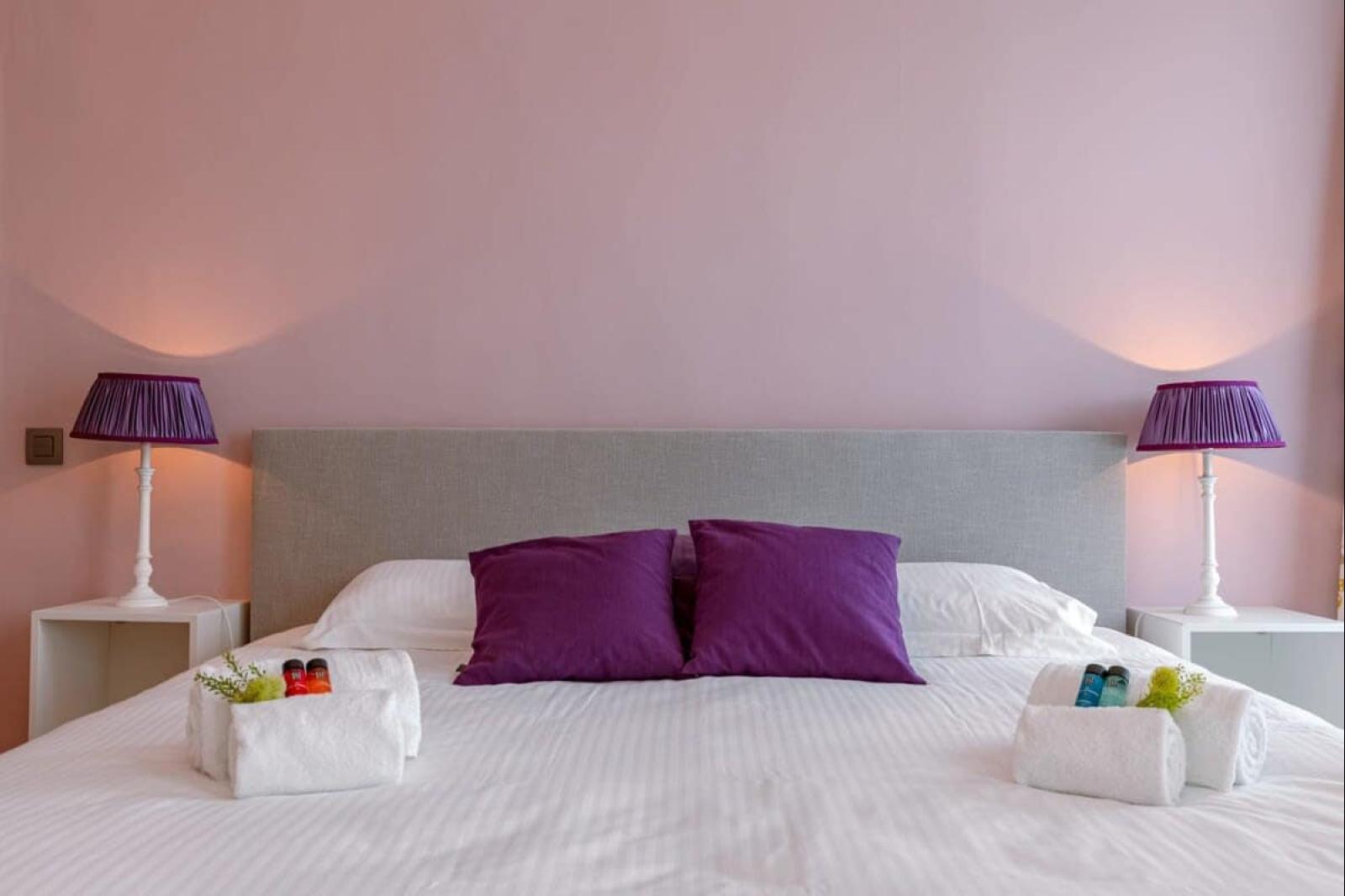 Slaapkamer met paarse accenten