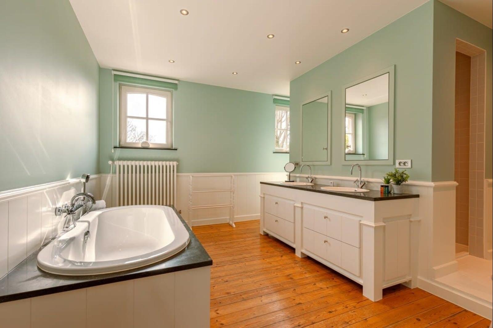 De badkamer met ligbad