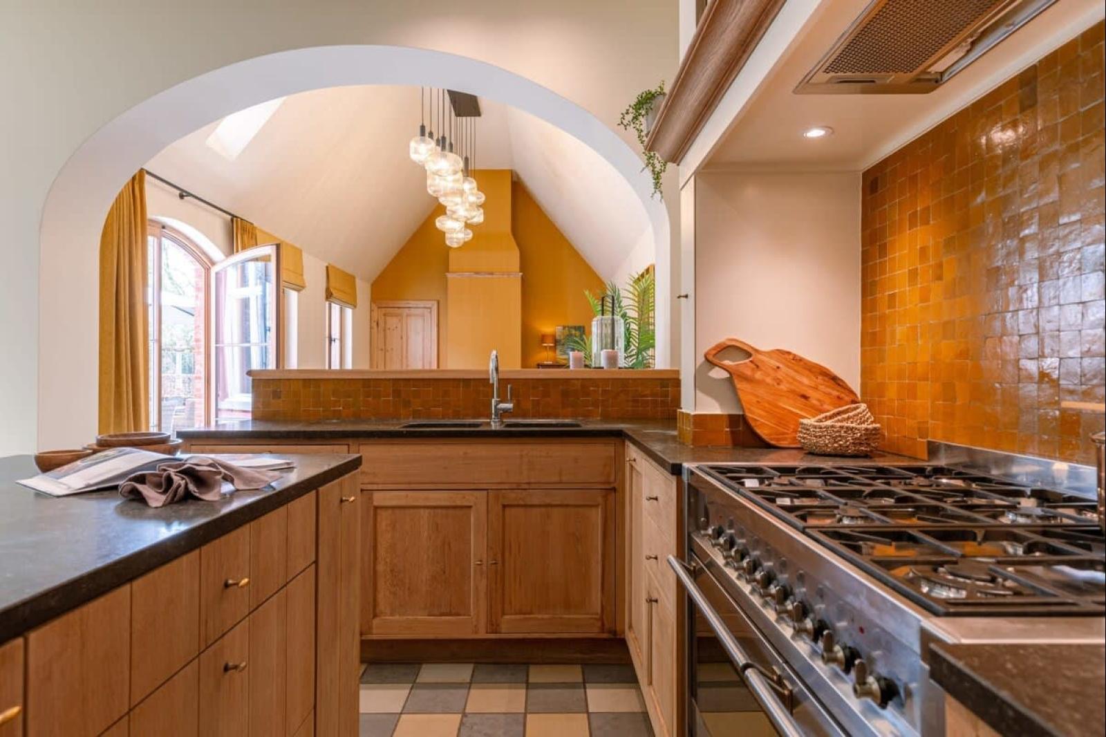 Doorkijk vanuit de keuken