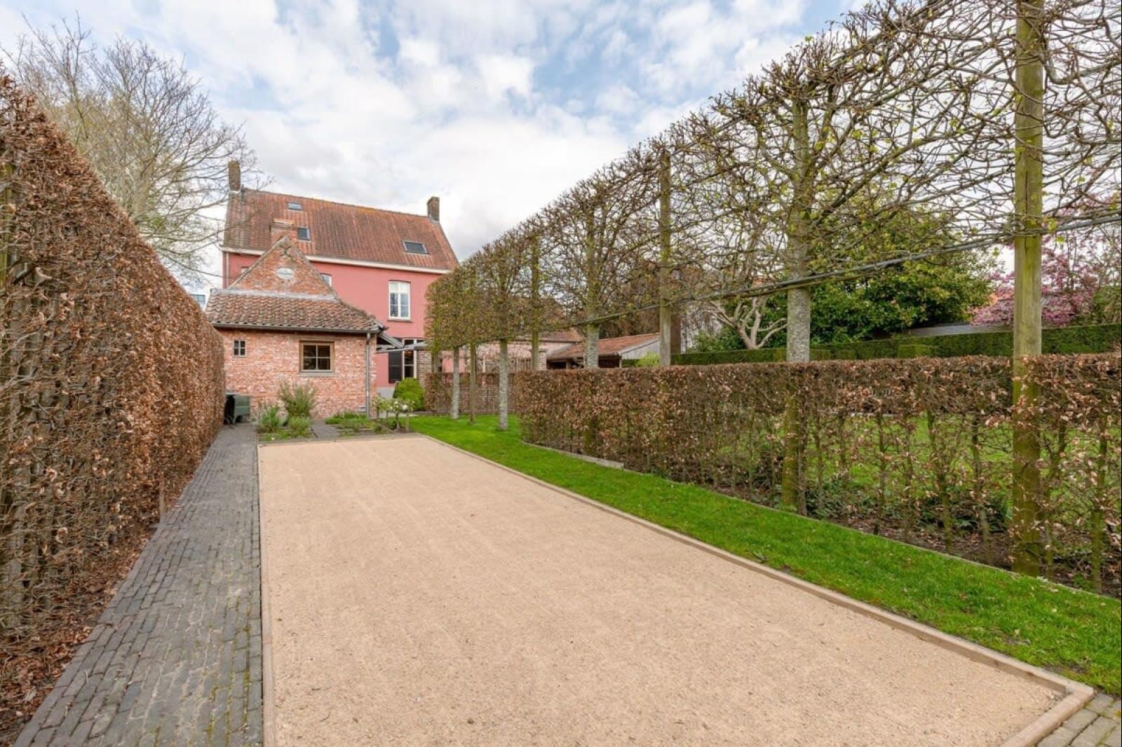 Het tuinpad naar de woning