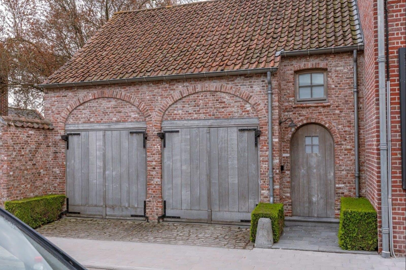 De poorten naast de voorgevel