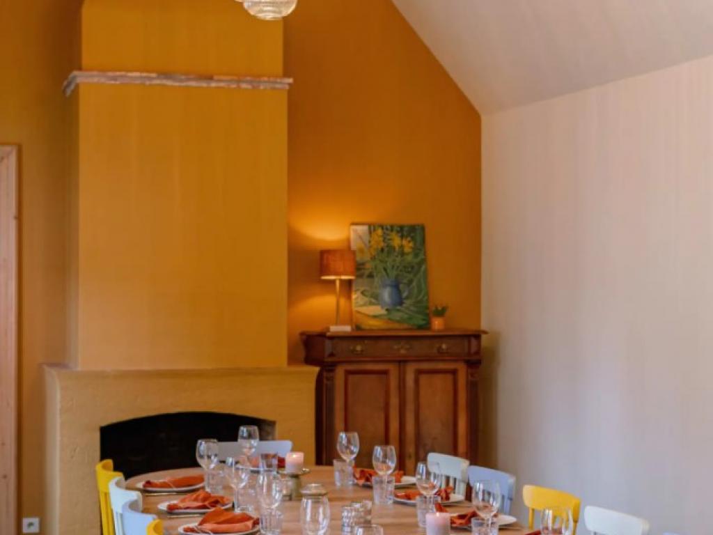 De gedekte tafel bij de haard