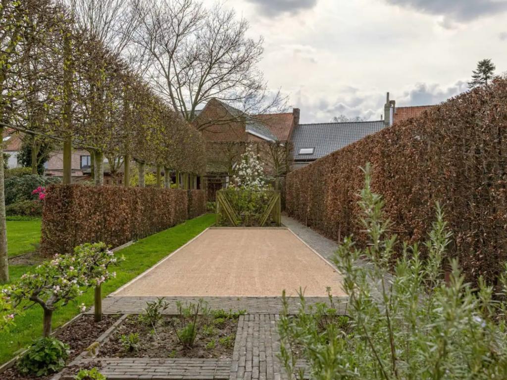De tuin met houten terras