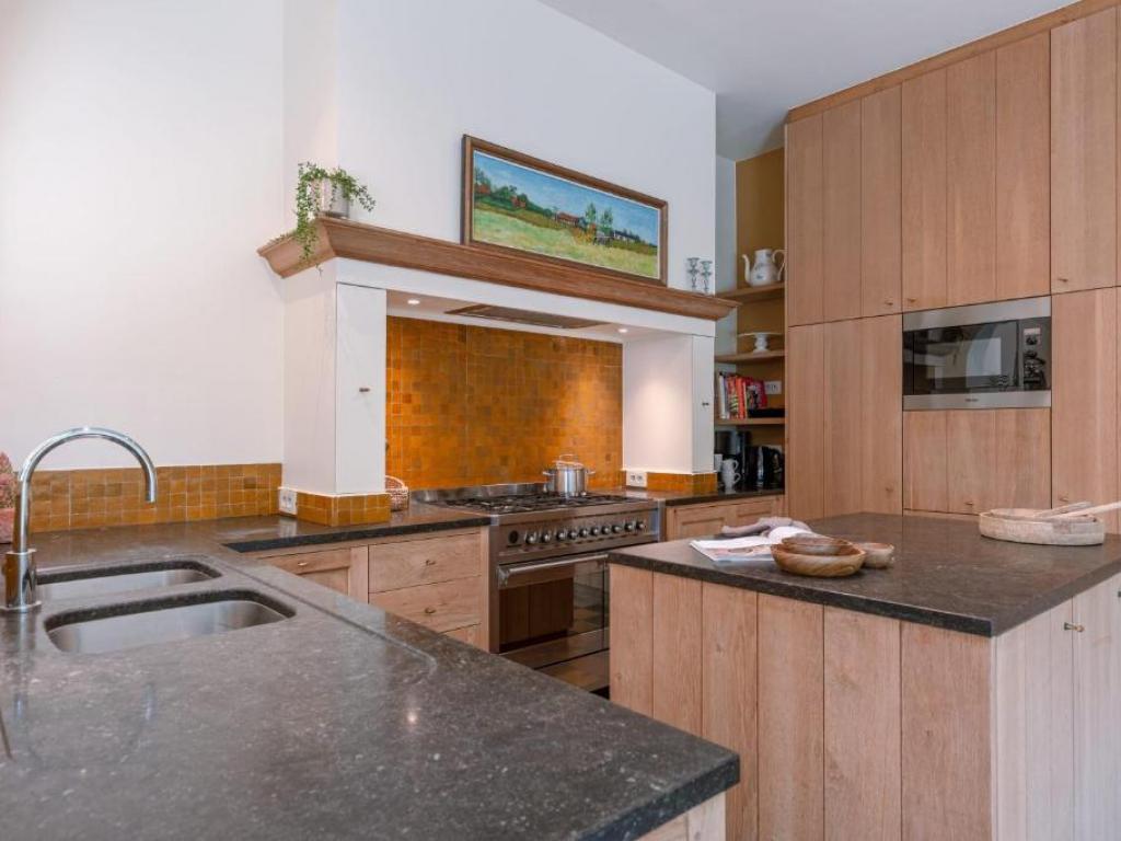 De keuken met oven en kookplaat